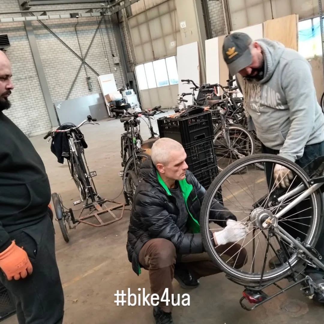 Ветеран ремонтує велосипед